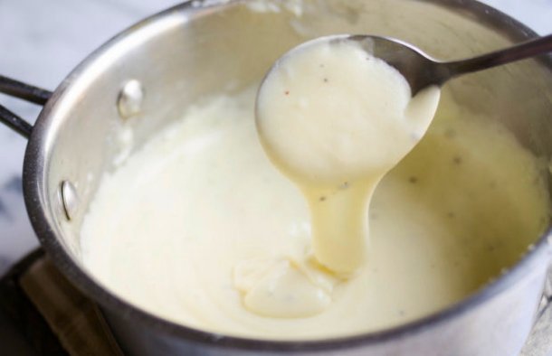 Bechamel sauce (molho de béchamel) is often used in Portuguese dishes, and it is a good base for creamy sauces.