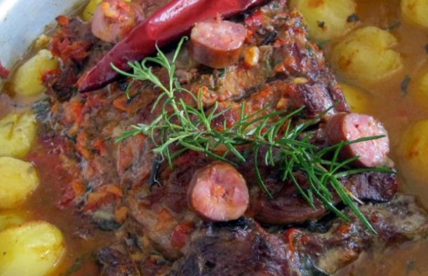 This delicious Portuguese roasted pork loin and chouriço with potatoes recipe (receita de lombo de porco com chouriço e batatas) is very easy to prepare.