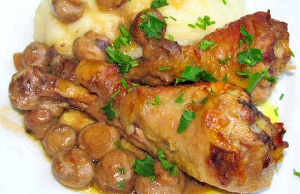 This easy to make Portuguese roasted chicken with mushrooms recipe (receita de frango assado com cogumelos) makes a great tasty meal for 2, accompanied with mashed potatoes.