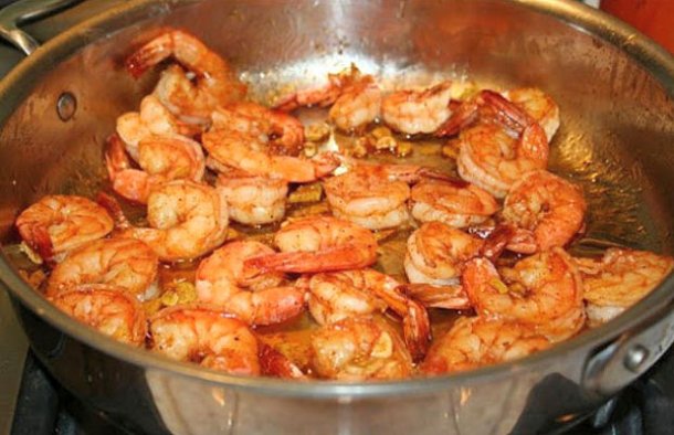 This amazing Portuguese fried garlic shrimp recipe (receita de camarões fritos com alho) takes less then 30 minutes to make.