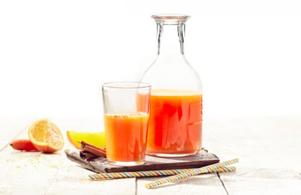 This carrot, orange and papaya detox juice (sumo detox de cenoura, laranja e papaia) is a great way to cleanse your body.