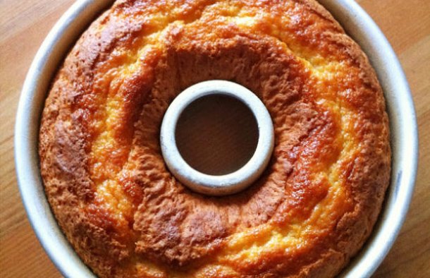 This orange cream cake recipe (receita de bolo de natas e laranja) is delicious and simple to make.