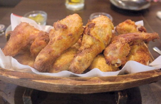 Serve these very tasty fried chicken legs (perninhas de frango fritas) with a dipping sauce of your choice.