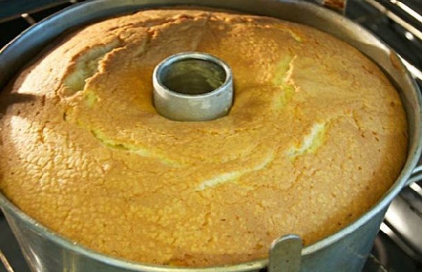 This condensed milk cake recipe (receita de bolo de leite condensado) is super simple to make and it uses simple ingredients.