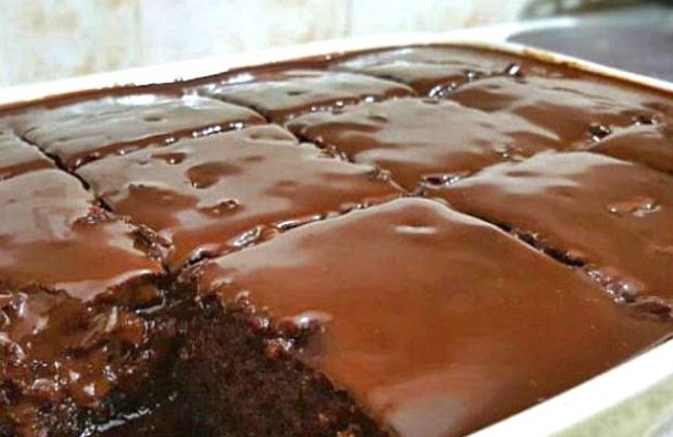 This delicious and moist double chocolate cake squares recipe (receita de bolo de chocolate) is very easy to make.