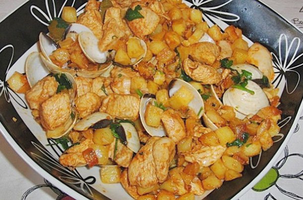 This Portuguese chicken with clams recipe (Receita de frango com amêijoas) is easy to prepare and makes a great meal.