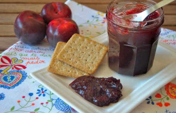 Enjoy this delicious Portuguese red plum jam (doce de ameixa vermelha) on toast, fresh bread or crackers, it's great for breakfast.