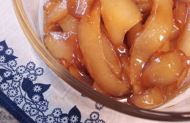 This recipe for caramelized pears (receita de pêras caramelizadas) is very easy, quick and makes a great dessert.