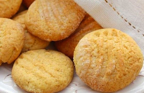 These delicious and buttery quick butter biscuits (biscoitos de manteiga) are very easy to make.