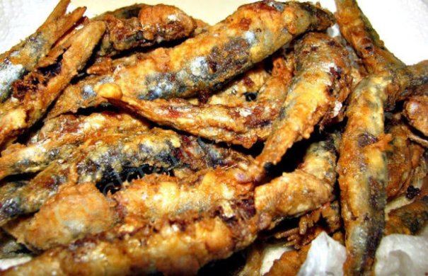 This delicious petinga frita (small fried sardines) recipe is easy to make, serve with a side of tomato rice.
