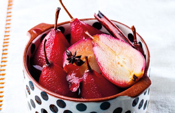 Portuguese drunk pears (peras bebedas) are cooked in a syrup with sugar, spices and in this case, port wine. The combination is perfect and the result is a visually appealing dessert.