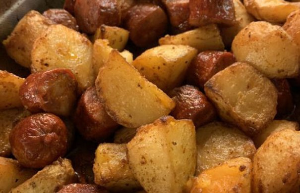 This portuguese chouriço and roasted potatoes recipe (receita de chouriço e batata assada) is easy to make and delicious.
