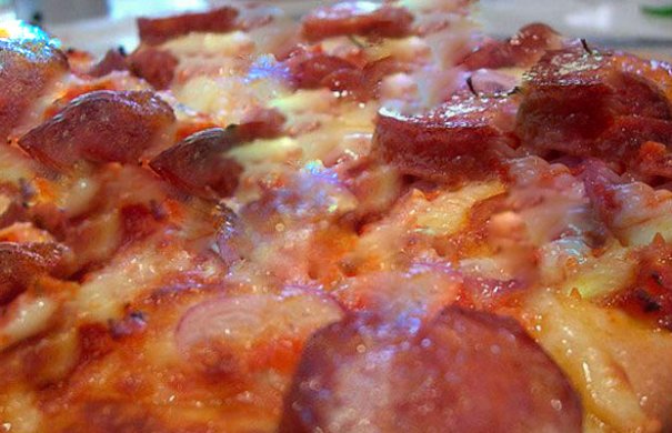 This chouriço pizza recipe is very easy to make and delicious.