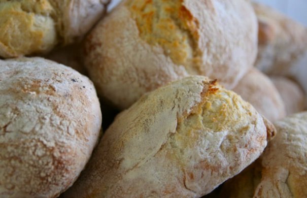 Caralhotas de Almeirim is a homemade water bread, identical to merendeira, it's delicious and goes well with any soup.