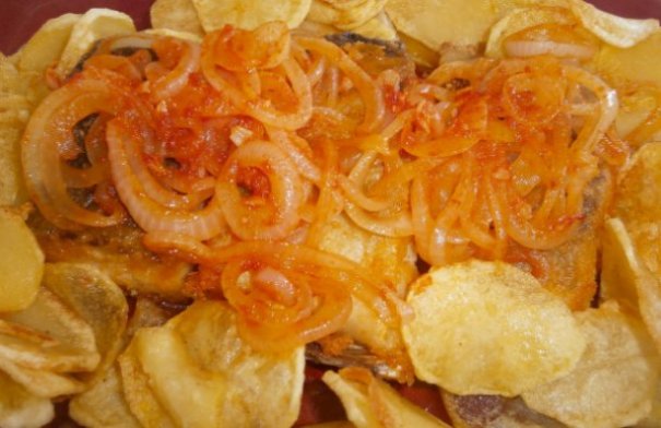 Serve this delicious Portuguese Braga cod with onions (bacalhau à Braga) with white rice.