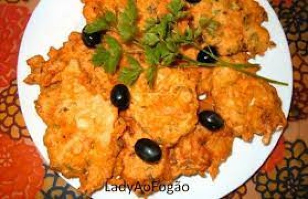 This typical Portuguese cod fritters with parsley recipe is appreciated by everyone, enjoy.