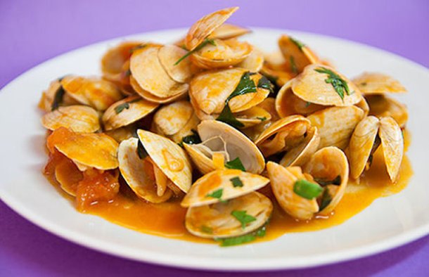 This Portuguese clams with tomato sauce recipe (receita de amêijoa branca com molho de tomate) is easy to make and delicious.