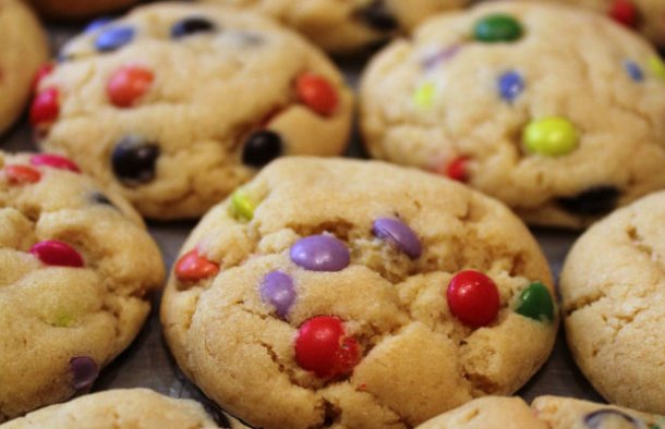 This very colorful and delicious M&M cookies recipe (receita de bolachas de M&Ms) are easy to make and will be a hit with children and adults alike.