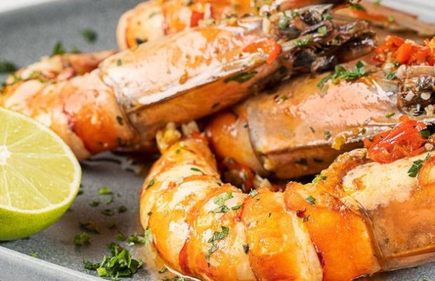 This delicious Portuguese style tiger shrimp with lime juice recipe (receita de camarão tigre com sumo de lima) is easy and quick to prepare.