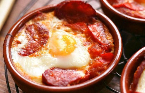 How to make Portuguese baked eggs with tomato and chouriço.