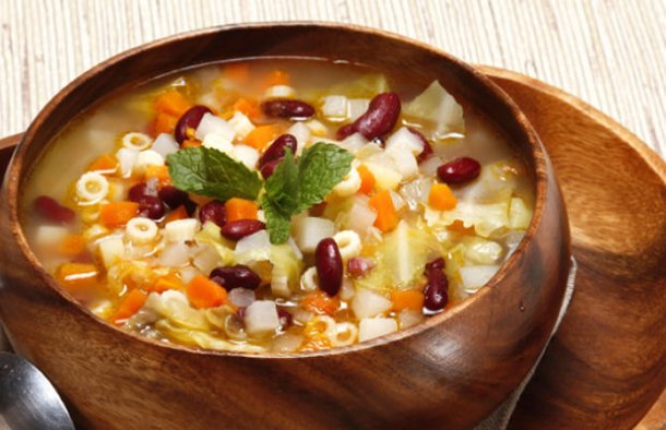 This simple and delicious Portuguese soup recipe (receita de sopa à portuguesa) makes a great family meal.