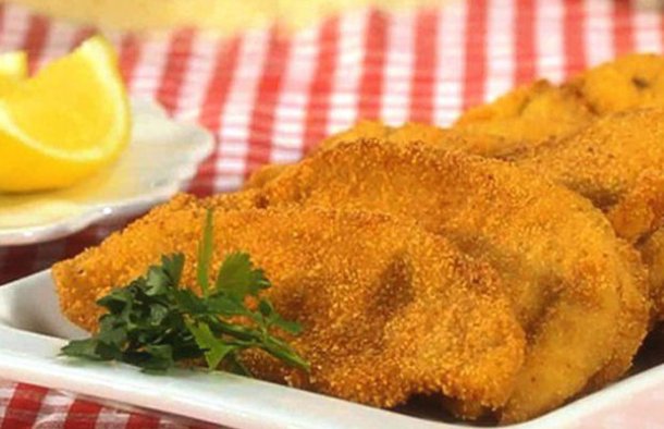 Serve these delicious Portuguese breaded chicken steaks (panados de frango) with a side of mashed potatoes, rice or a salad.